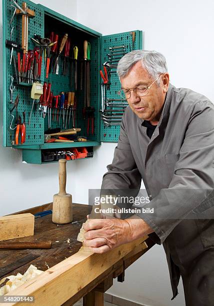 Carpenter is planing -