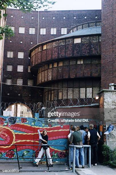 Die Techno - Diskothek 'E-Werk' : Jugendliche stehen morgens Schlange vor dem Eingang - 00.07.1996