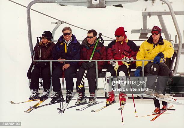 Vier Skifahrer und ein Snowboarder in einem Sechser - Sessellift zur Sommerbergalm Skigebiet Hintertuxer Gletscher in Hintertux, Tirol - 2000