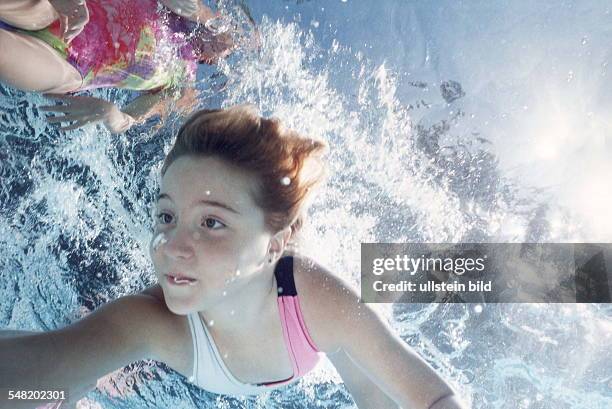 Mädchen tauchen in einem Schwimmbecken Schwimmbad in Baltimore / USA - 1995