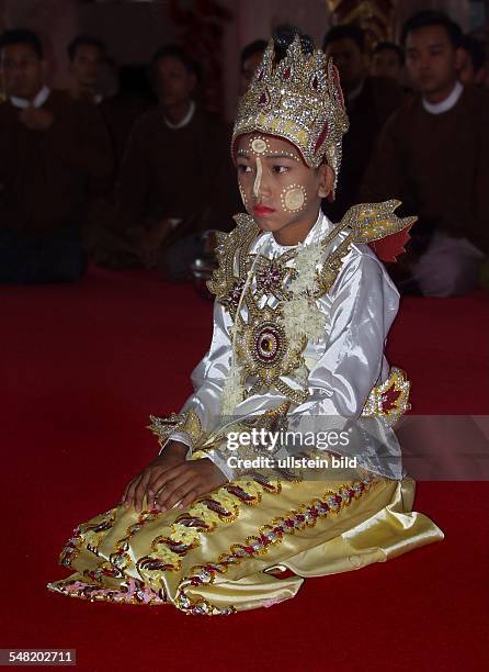 Junger buddhistischer Mönch während einer Zeremonie. Rangun, Myanmar - 2002