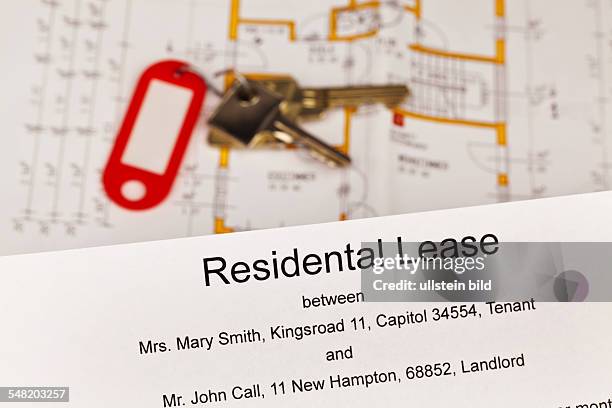 Symbolic photo residental lease in English, ground plan and keys