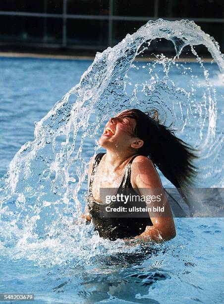 Junges Mädchen im Wasserbecken eines Schwimmbades in Berlin - 1994