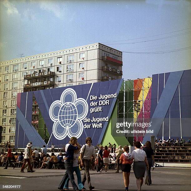 Plakatwand mit der Aufschrift "Die Jugend der DDR grüsst die Jugend der Welt" in der Karl-Marx-Allee - 1973