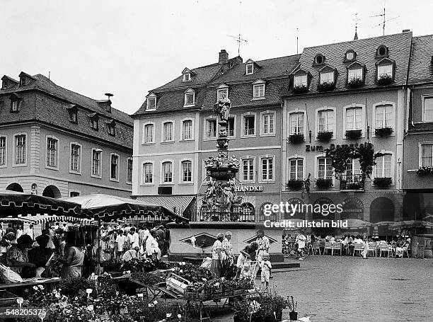 Der Hauptmarkt, das Zentrum der Altstadt, Petrusbrunnen von 1595 mit den 4 Kardinalstugenden - 1993