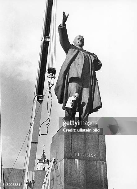 Politische Abkehr vom Marxismus-Leninismus nach Erlangung der Unabhängigkeit von der UdSSR: Demontage des Denkmals von Wladimir I. Lenin vor dem...
