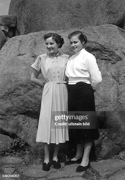 Zwei junge Frauen bei einem Ausflug - 1954