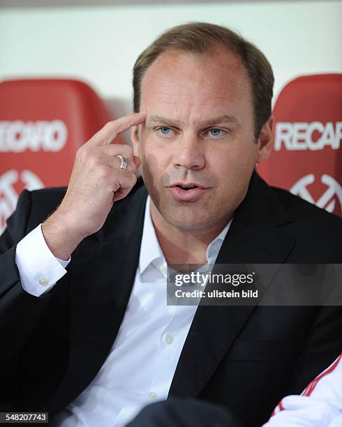 Nerlinger, Christian - Football, Sporting Director, FC Bayern Muenchen, Germany - tapping his forehead