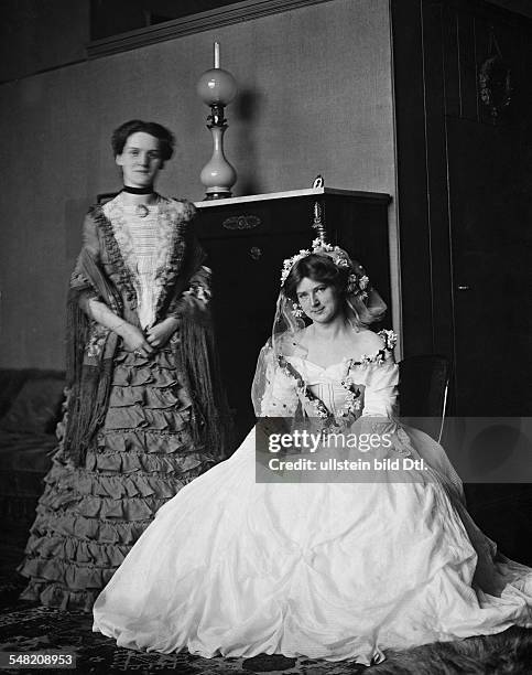 German Empire Kingdom Prussia Berlin Berlin: Mrs. Breger and Mrs. Stutz in costumes at the crinoline festival of the Berlin Secession - 1905 -...