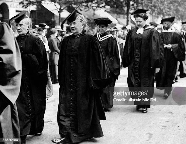 Great Britain Scotland Edinburgh: St. Andrews University, women professorswearing gowns in procession - 1911 - Photographer: Philipp Kester -...