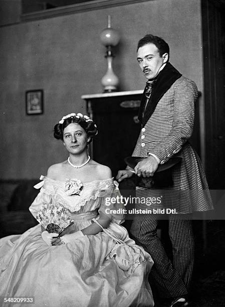 German Empire Kingdom Prussia Berlin Berlin: Mr. Stern and Mrs. Christophe in costumes at the crinoline festival of the Berlin Secession - 1905 -...