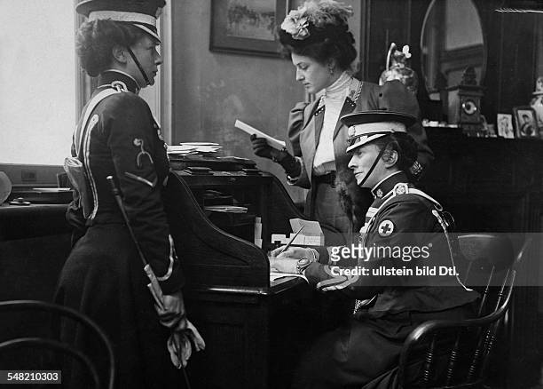 Great Britain England London: members of the nurses Yeomanry corps in the office of the head quarter - 1909 - Photographer: Philipp Kester -...