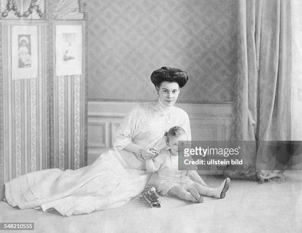 Mecklenburg-Schwerin, Cecilie of - Crown Princess of Prussia *20.09.1886-+ wife of Wilhelm of Prussia, Crown Prince - with her son Prince Wilhelm of...
