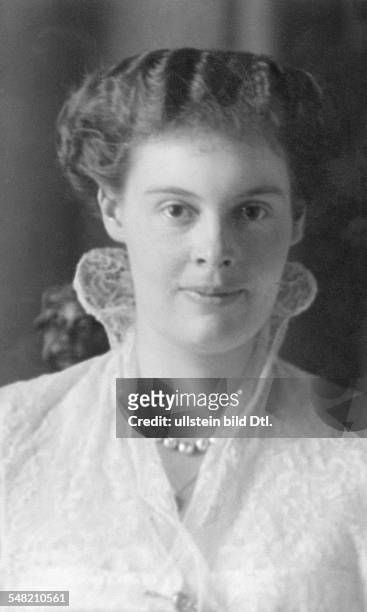 Mecklenburg-Schwerin, Cecilie of - Crown Princess of Prussia *20.09.1886-+ wife of Wilhelm of Prussia, Crown Prince - undated - Photographer: Atelier...