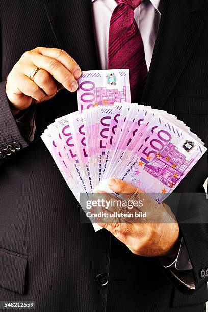 Business man with 500 Euro banknotes