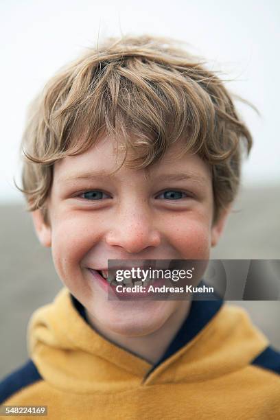 young boy smiling with a tooth missing - kind zahnlücke stock-fotos und bilder