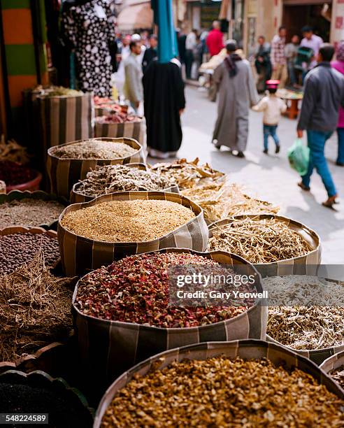 spices in khan el-khalili bazaar - cairo stock-fotos und bilder