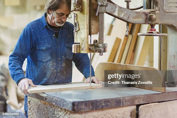 caucasian carpenter in workshop - elektrosäge stock-fotos und bilder