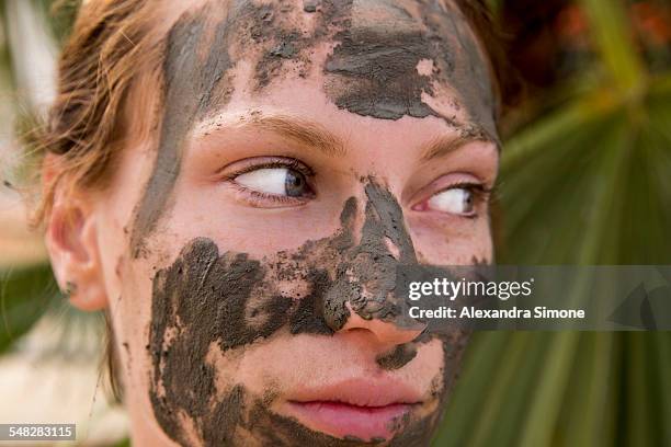 woman in mud mask - fangoterapia imagens e fotografias de stock