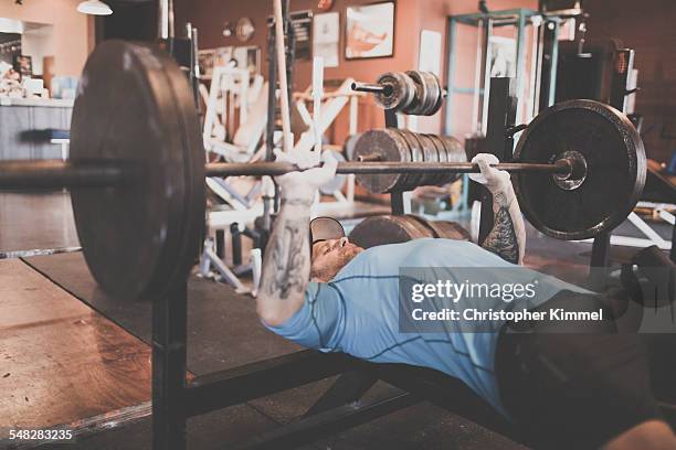 mountain athlete training - working out at the gym. - bench press stock-fotos und bilder