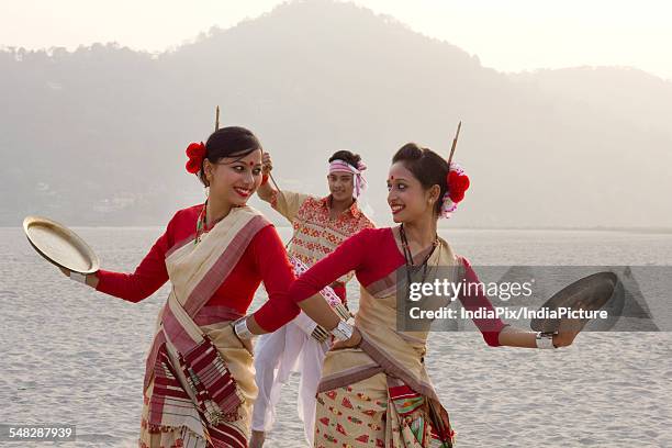 bihu women dancing with brass plates - bihu fotografías e imágenes de stock