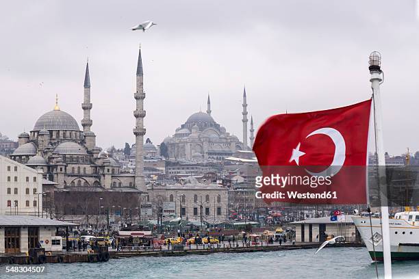 turkey, istanbul, eminoenue, view harbour, yeni camii and turkish flag - bandera turca fotografías e imágenes de stock