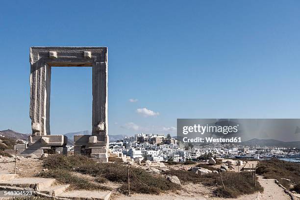 greece, cyclades, naxos, gate to the temple of apollo - templo de apolo naxos imagens e fotografias de stock