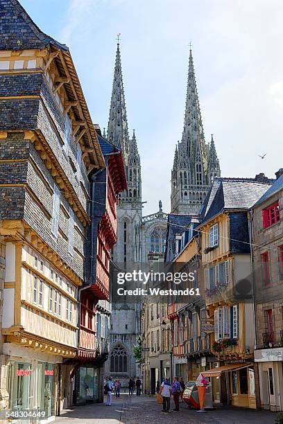 france, brittany, quimper, half-timbered houses with st corentin cathedral in background - quimper fotografías e imágenes de stock