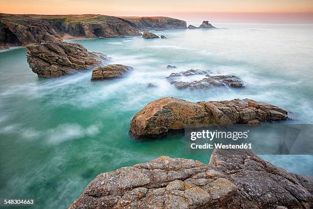 france, brittany, cote sauvage at qiberon peninsula in evening light - quiberon stockfoto's en -beelden