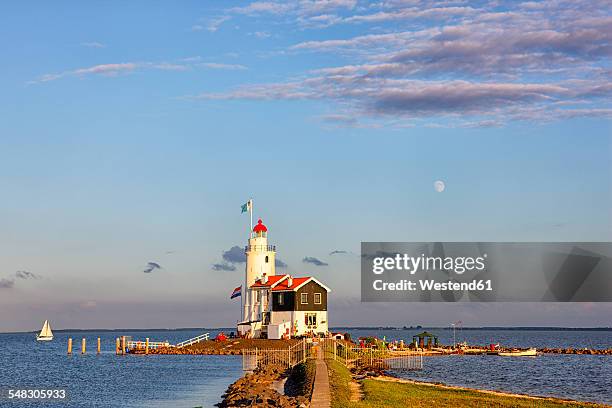 netherlands, waterland, marken, ijsselmeer, lighthouse paard van marken - ijsselmeer stockfoto's en -beelden