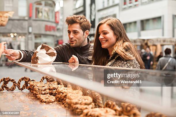 germany, cologne, young couple in the city at bakery - colônia renânia - fotografias e filmes do acervo