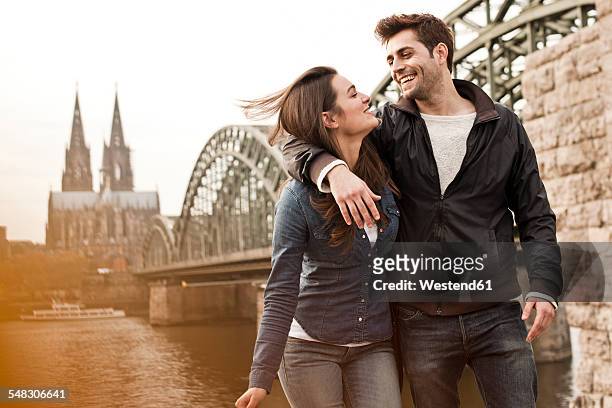 germany, cologne, happy young couple on city tour - köln - fotografias e filmes do acervo