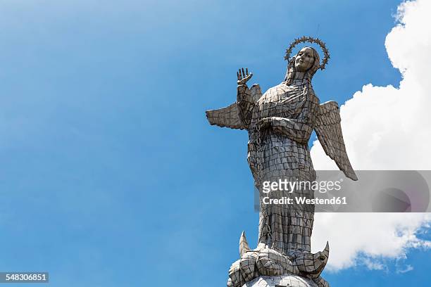 ecuador, quito, statue virgen de quito on el panecillo - quito stock-fotos und bilder