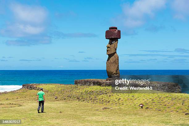 chile, easter island, hanga roa, ahu ko te riku moai in the tahai ceremonial complex - hanga roa stock pictures, royalty-free photos & images