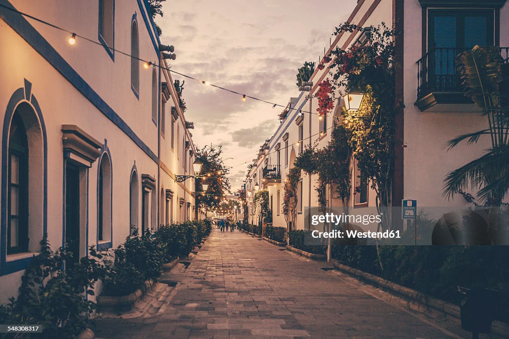 Spain, Canary Islands, Gran Canaria, Puerto de Mogan, alley at dusk