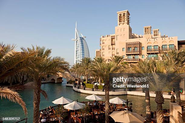 uae, dubai, view to the hotels burj al arab and madinat jumeirah - hotel madinat jumeirah stockfoto's en -beelden