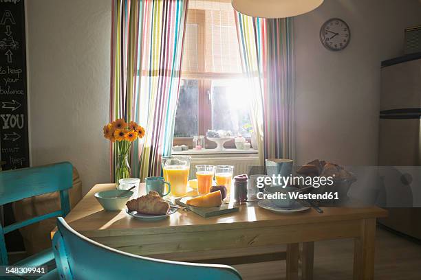 laid breakfast table - empty table foto e immagini stock