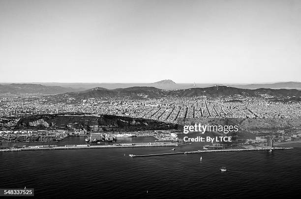 aerial view of barcelona in black and white - vanuit een cockpit stockfoto's en -beelden