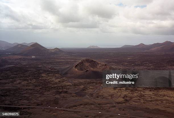 volcan del cuervo, lanzarote - miloniro fotografías e imágenes de stock