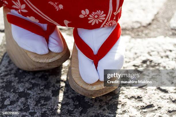 feet of maiko girl - geta sandal stock-fotos und bilder