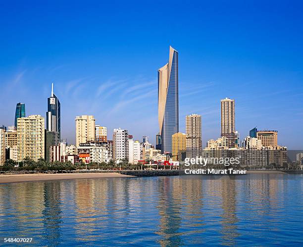 kuwait city skyline and al hamra tower - al kuwait foto e immagini stock