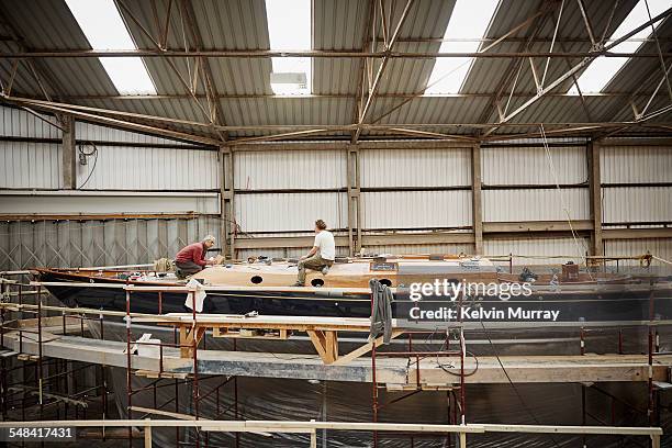 boat building craftsmen - ship building stock-fotos und bilder