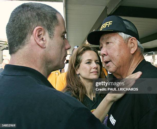 Metairie, UNITED STATES: Movie star couple John Travola and Kelly Preston stop and visit with Jefferson Parish Sherrif Harry Lee 05 September 2005 in...
