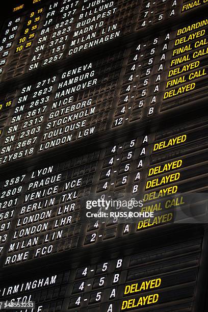 arrivals and departures board, brussels airport, zaventem, belgium - fahrplan stock-fotos und bilder