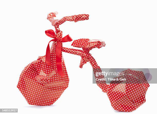 gift-wrapped bicycle - wrapping paper imagens e fotografias de stock