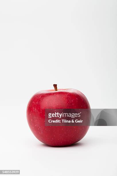 red apple - apple slice photos et images de collection