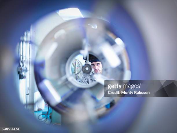 industrial glass blower looking through glass forming lathe - olhando através - fotografias e filmes do acervo