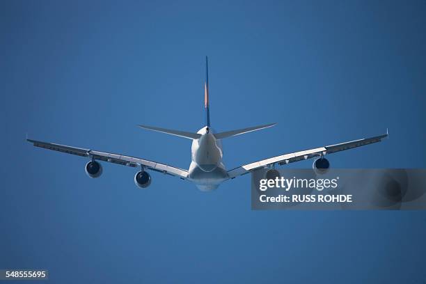 airbus a380 flying in sky - airbus a380 imagens e fotografias de stock