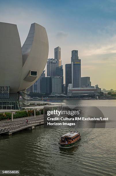 singapore river ferry and the art and science museum, singapore - lost river film stock-fotos und bilder
