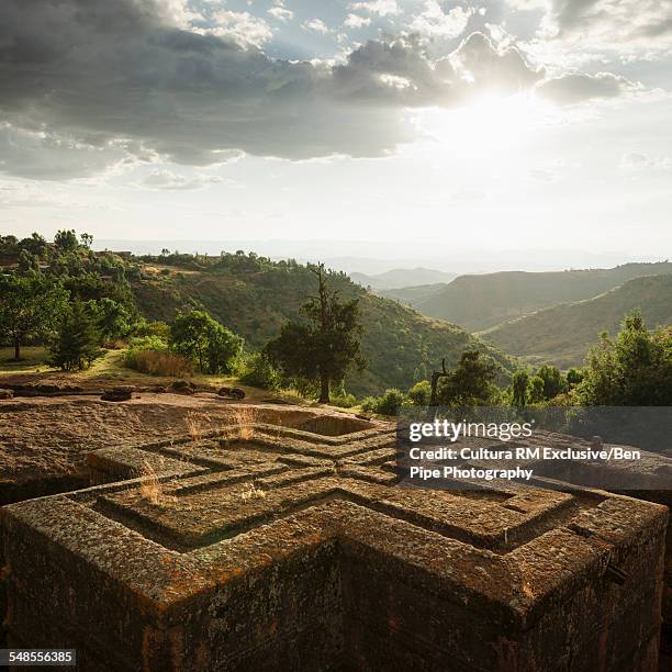 bet giyorgis (st georges church) at dusk, lalibela, ethiopia - lalibela stock-fotos und bilder